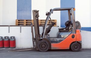 Read more about the article Keuntungan Membeli Forklift Bekas Dibandingkan Forklift Baru